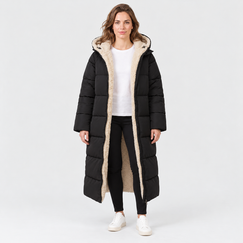 Abrigo largo acolchado negro con capucha y forro sherpa beige, abierto por delante.