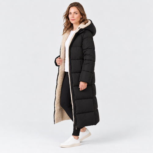 Abrigo negro largo acolchado con capucha, visto de lado; forro sherpa beige visible.
