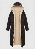 Abrigo largo negro acolchado abierto, con capucha y forro sherpa beige.