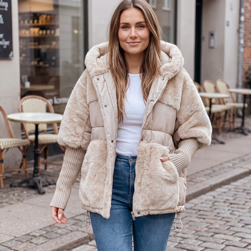 Abrigo oversize con capucha y paneles acolchados beige, cierre frontal y puños acanalados