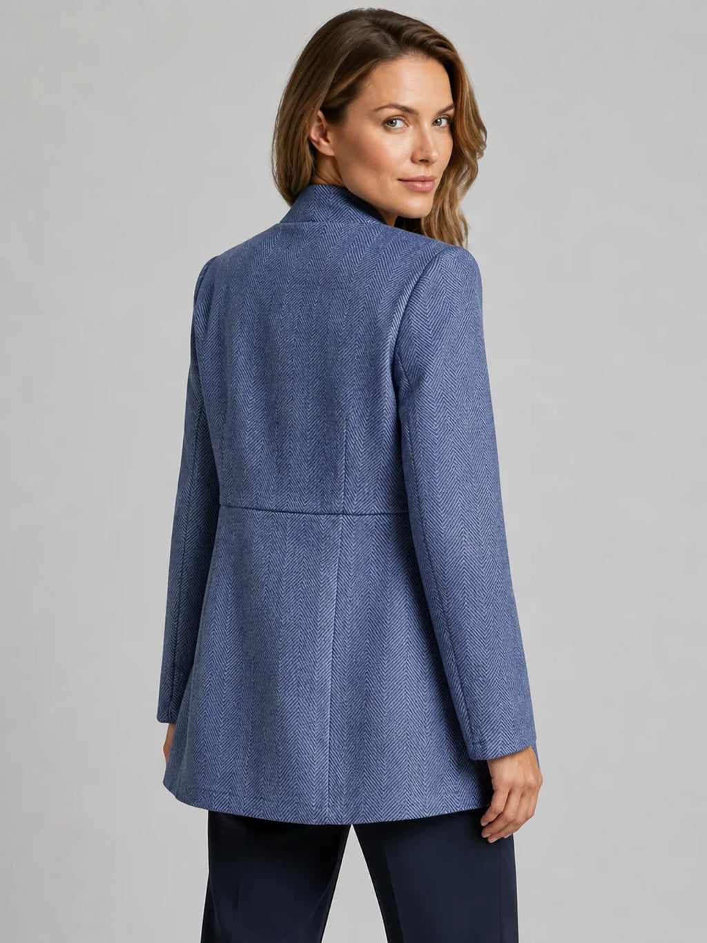Blazer entallado azul sin cuello, espalda lisa con costuras y manga larga