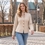Blazer de punto beige con trenzas, cuello alto y botones dorados.
