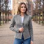 Blazer de punto gris con textura trenzada y cuello alto, con botones frontales.