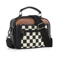 Bolso bandolera compacto negro con bolsillo frontal de cuadros blanco y negros