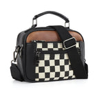 Bolso bandolera compacto negro con bolsillo frontal de cuadros blanco y negros