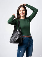 Bolso bandolera de piel sintética negro con correa cruzada y cierre superior, vista frontal.