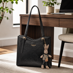 Bolso estructurado negro de piel sintética con asas y colgante decorativo de conejito