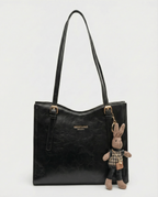 Bolso estructurado de piel sintética negro, asa doble y colgante decorativo de conejo