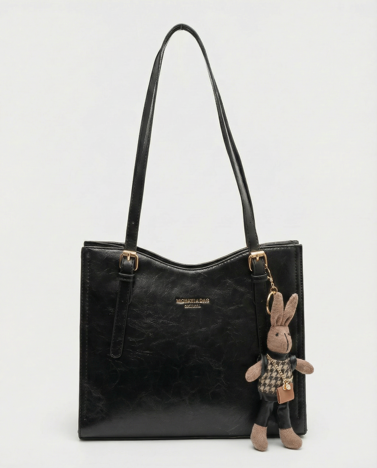 Bolso estructurado de piel sintética negro, asa doble y colgante decorativo de conejo