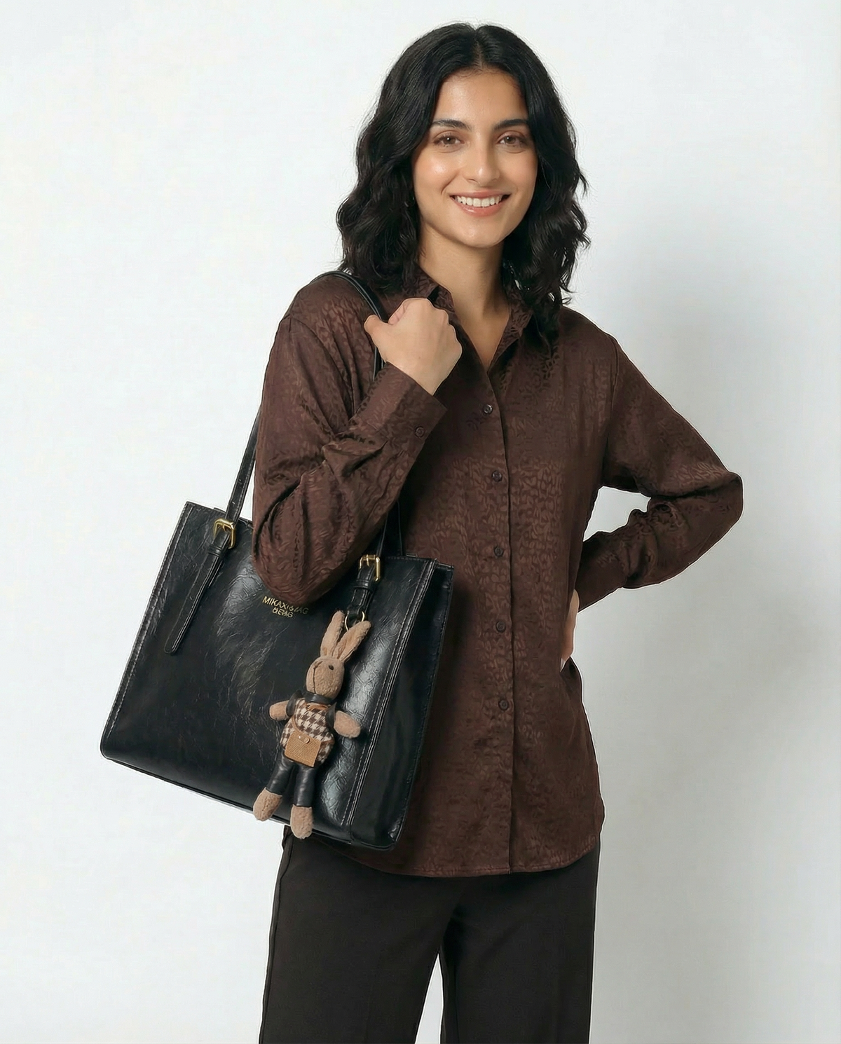 Bolso piel sintética negro con colgante de conejo, asa doble y bolsillo frontal