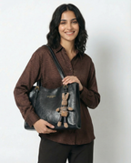 Bolso piel sintética marrón con asa doble y colgante decorativo de conejo