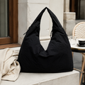 Bolso hobo negro de nailon con cremallera y correa ajustable