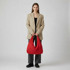 Bolso hobo de nailon rojo con cremallera y correa ajustable