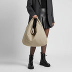 Bolso hobo de nailon beige con cremallera y correa ajustable