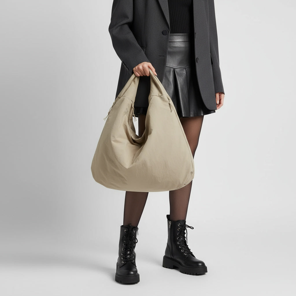 Bolso hobo de nailon beige con cremallera y correa ajustable