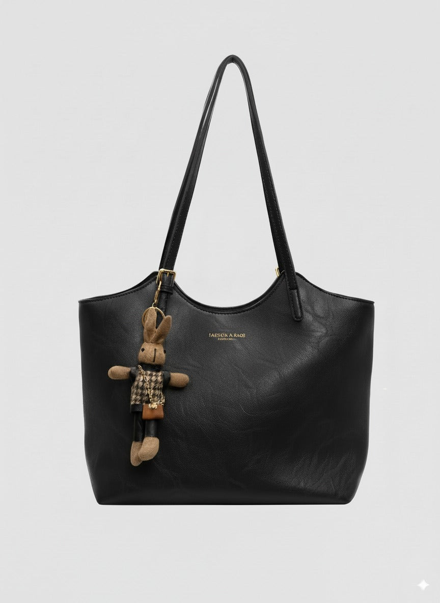 Bolso tote de cuero sintético negro con asa larga, colgante de conejito y cremallera