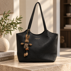 Bolso tote de cuero sintético negro con asas y cremallera superior; llavero conejito