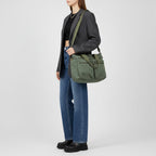 Bolso tote de pana verde en bandolera, con cremallera y bolsillos delanteros