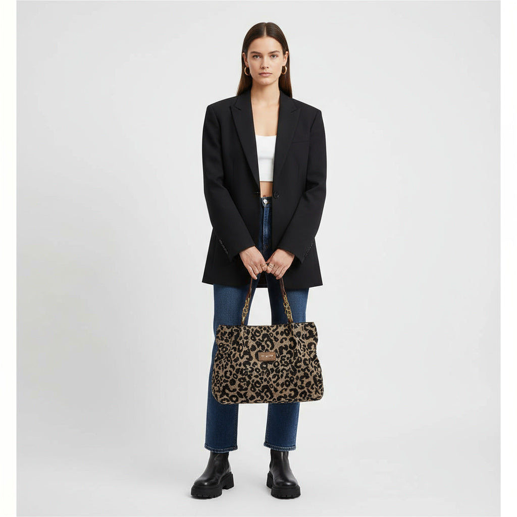 Bolso tipo tote de cuero sintético con estampado leopardo y asas marrones con cadena