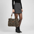 Bolso tote de cuero sintético con estampado leopardo, placa central marrón y asas