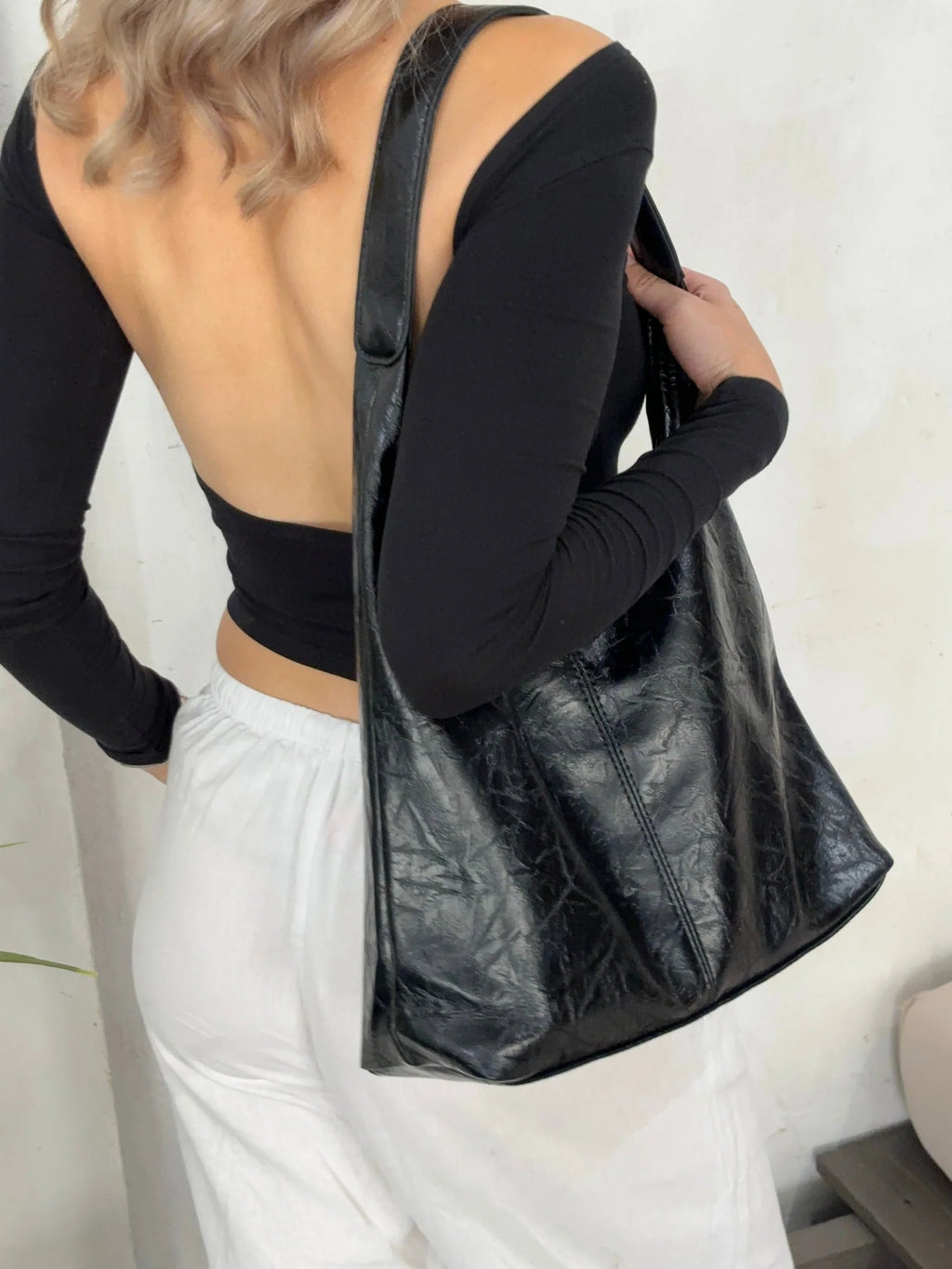Bolso de cuero sintético negro tipo hobo con asa y correa ajustable