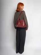 Bolso de cuero sintético burdeos tipo hobo con asa y correa ajustable