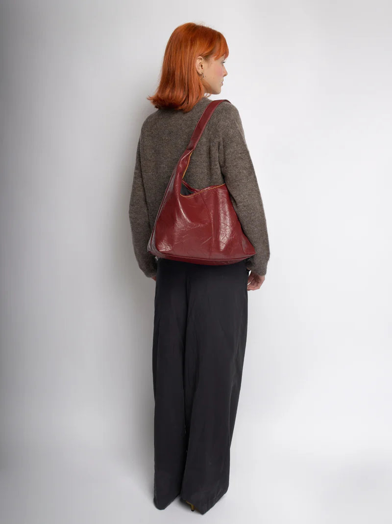 Bolso de cuero sintético burdeos tipo hobo con asa y correa ajustable