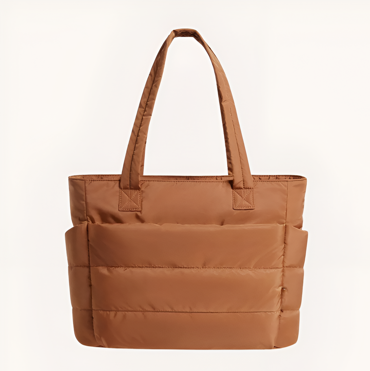 Bolso acolchado de hombro color marrón claro, con asas largas y bolsillos laterales