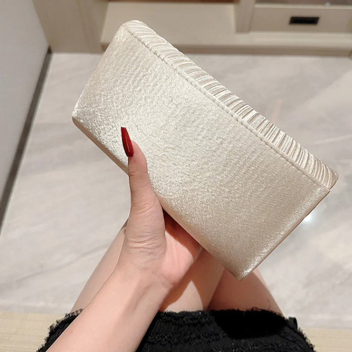Bolso de Mano Plisado con Purpurina y Correa de Cadena 2