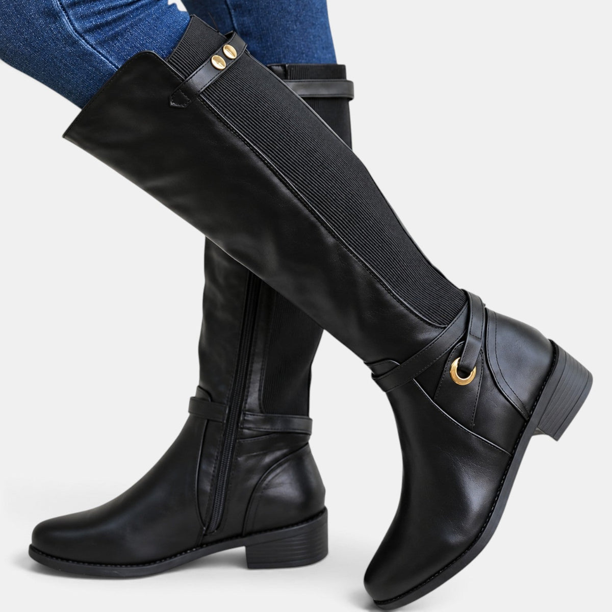 Botas altas negras con paneles elásticos, hebillas doradas y tacón de bloque