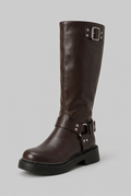 Bota biker alta marrón oscuro con correas, hebillas plateadas y suela negra