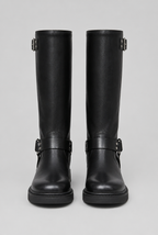Botas biker altas negras, de frente, con correas, hebillas metálicas y suela gruesa.