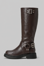 Bota biker alta marrón oscuro de perfil, con hebillas plateadas y tacón bajo