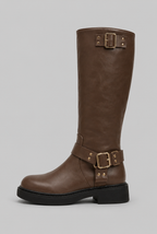 Bota biker alta marrón con hebillas doradas y tacón bajo negro