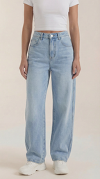 Wijde jeans voor dames in lichtblauw denim: knoopsluiting, voorzakken en brede pijpen.