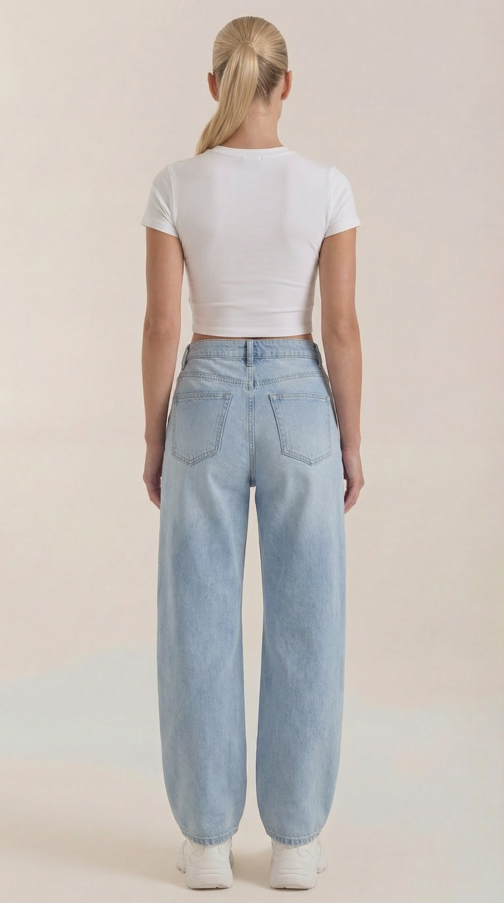 Wijde jeans voor dames in lichtblauw denim, achteraanzicht met rechte brede pijpen.