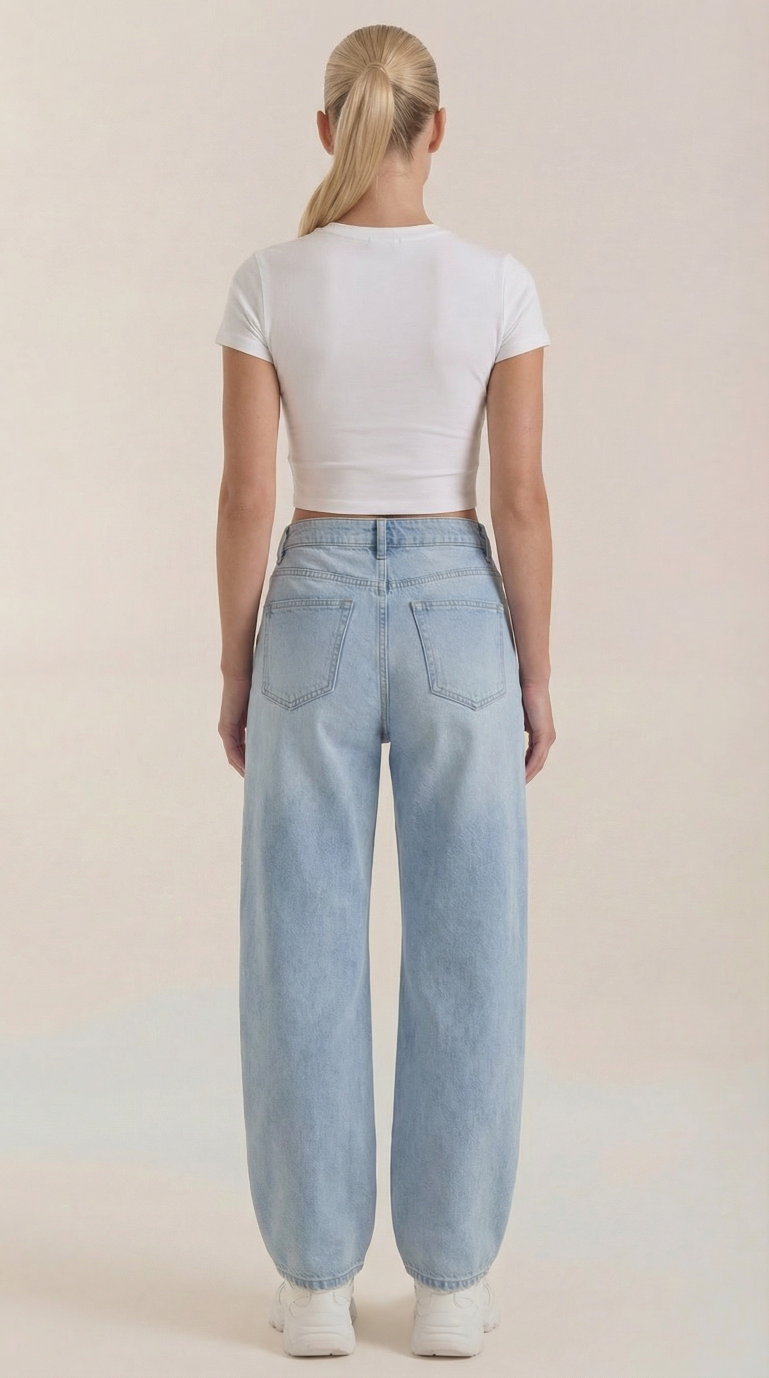 Wijde jeans voor dames in lichtblauw denim, achteraanzicht met rechte brede pijpen.