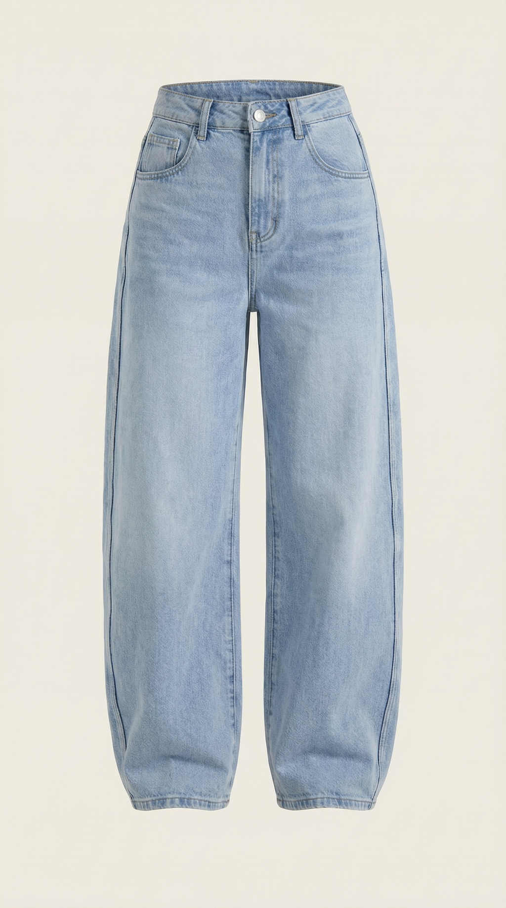 Wijde lichtblauwe jeans opgevouwen, met knoopsluiting en voorzakken.