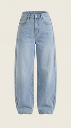 Wijde lichtblauwe jeans opgevouwen, met knoopsluiting en voorzakken.