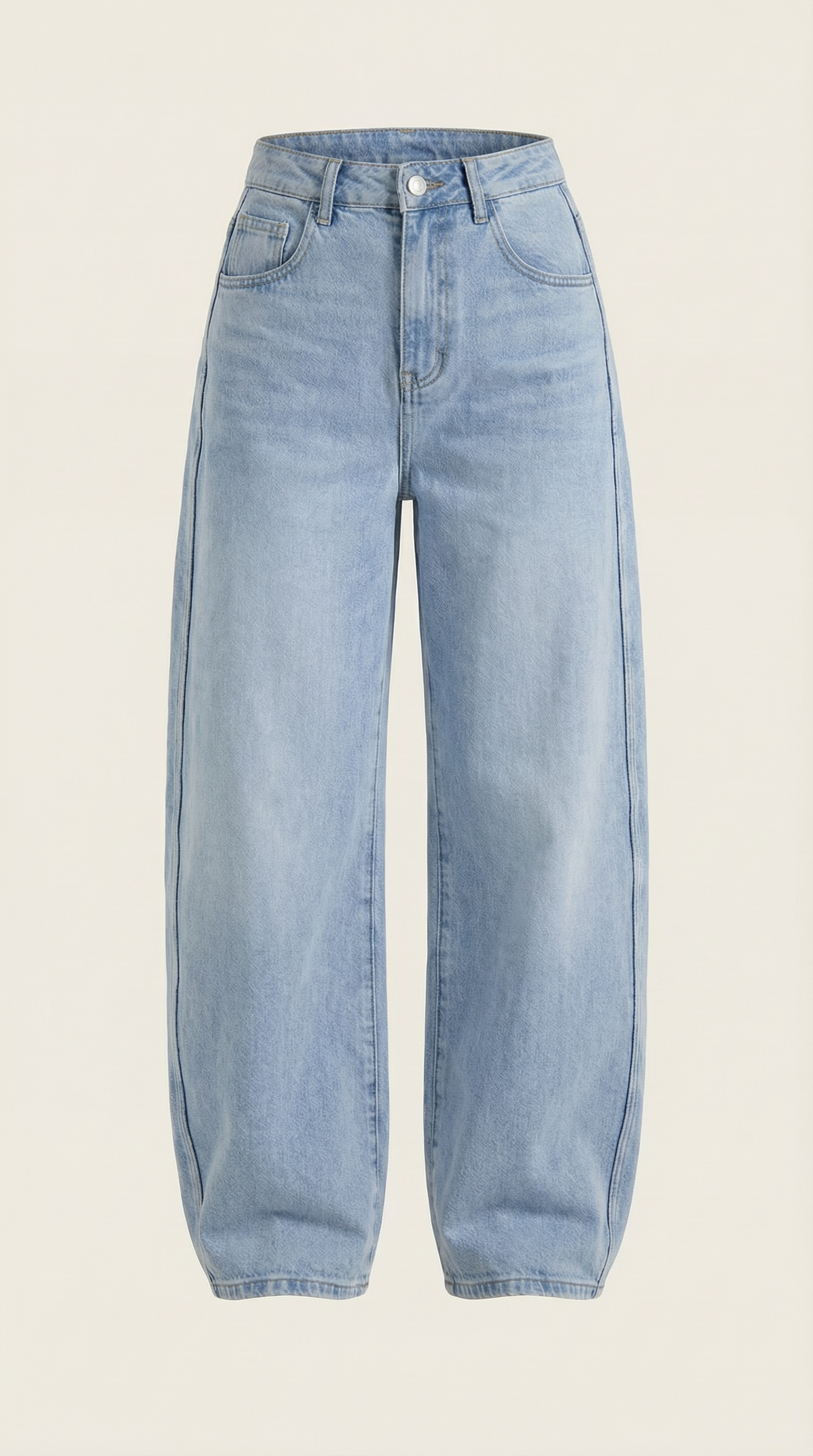 Wijde lichtblauwe jeans opgevouwen, met knoopsluiting en voorzakken.