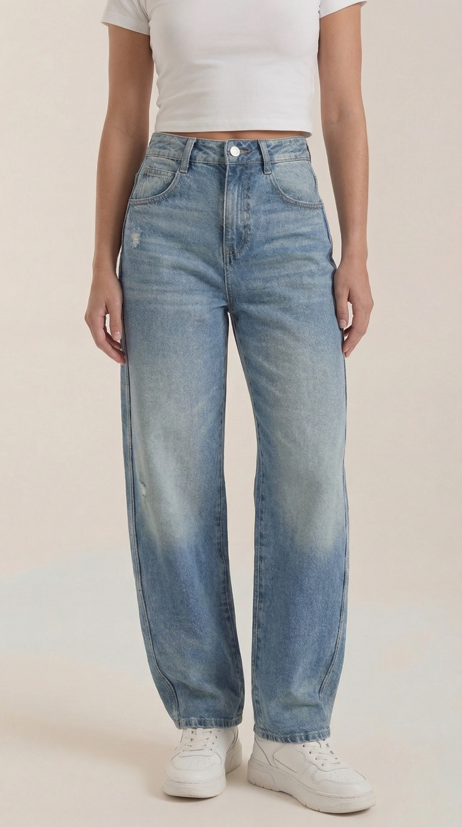 Wijde jeans voor dames in lichtblauw denim: vooraanzicht met zakken en knoopsluiting.