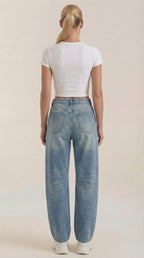 Wijde jeans voor dames in lichtblauw denim, achteraanzicht met brede rechte pijpen.