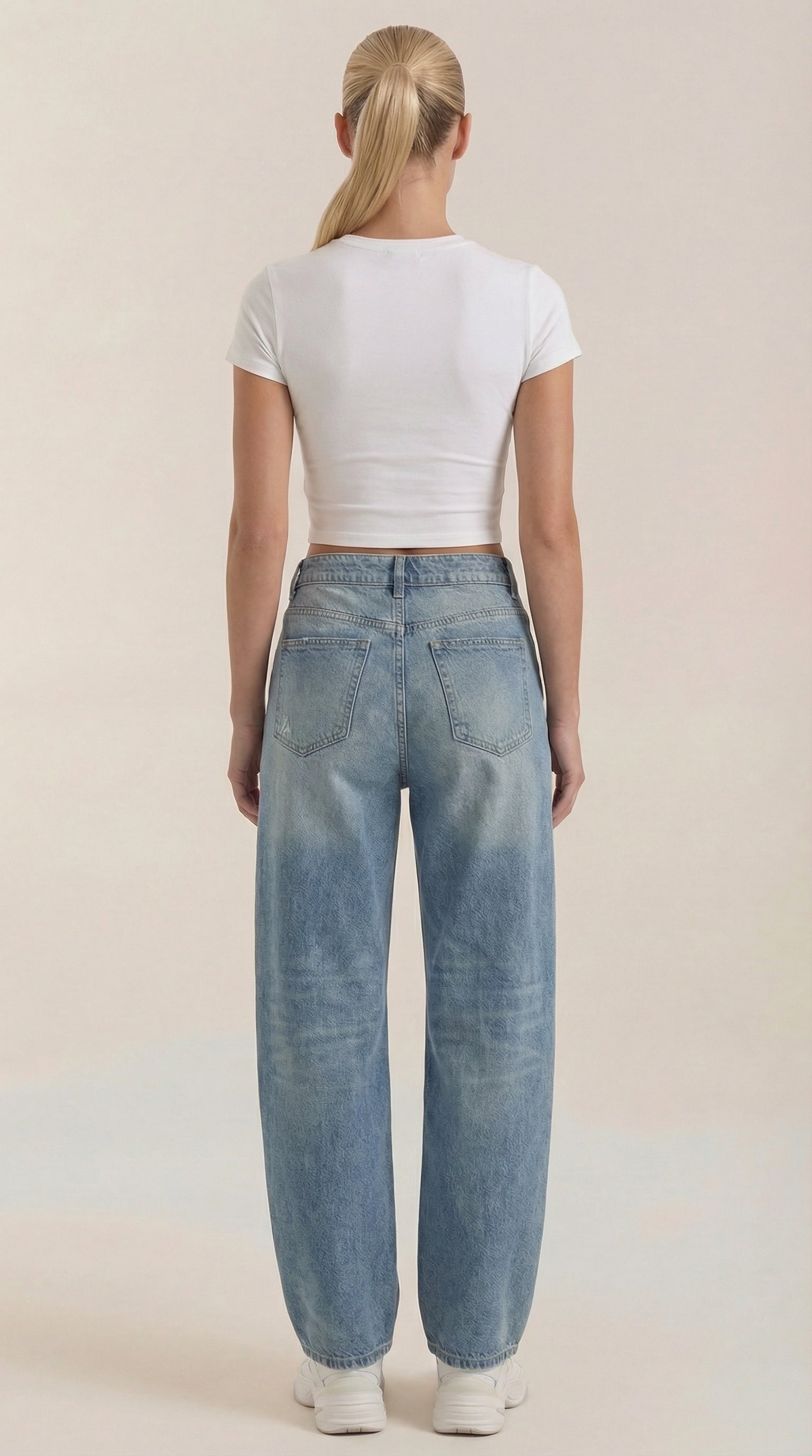 Wijde jeans voor dames in lichtblauw denim, achteraanzicht met brede rechte pijpen.