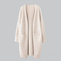 Cárdigan largo oversize color beige claro, abierto, con bolsillos delanteros