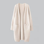 Cárdigan largo oversize color beige claro, abierto, con bolsillos delanteros