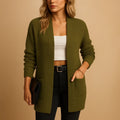 Cárdigan largo verde con escote en V y bolsillos delanteros, tejido de punto