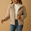 Cárdigan largo de forro polar beige con cuello alto, cierre y bolsillos