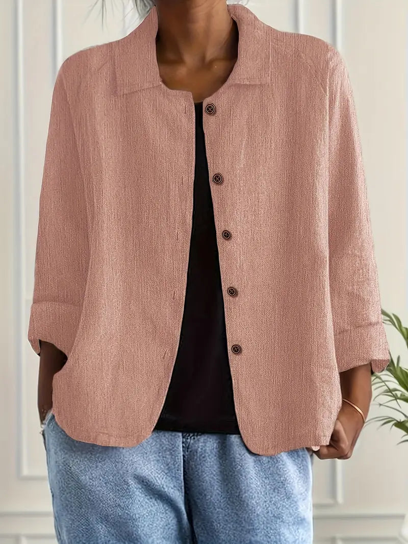 Cárdigan ligero de algodón y lino rosa, cuello camisero y botones al frente.