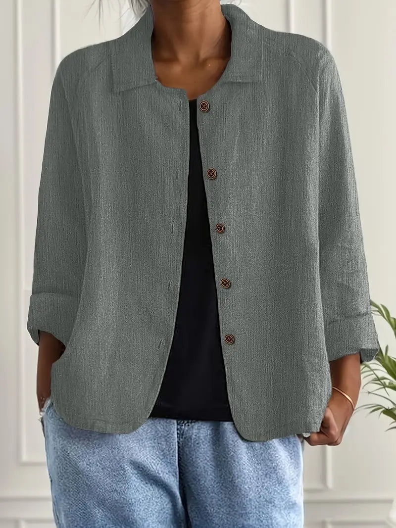 Cárdigan ligero de algodón y lino verde grisáceo, cuello camisa y botones.