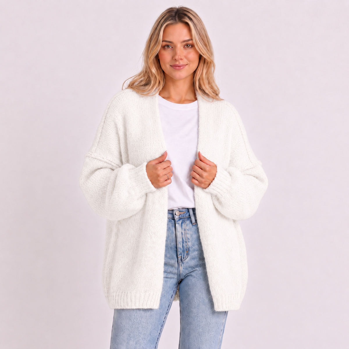 Cárdigan oversize abierto de punto blanco, mangas abullonadas y puños anchos